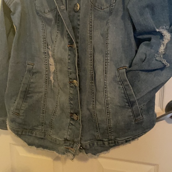 Denim jacket with cold shoulder distressed look - Picture 3 of 4
